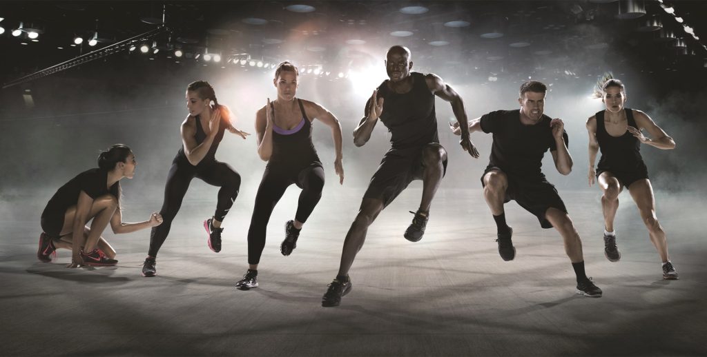 L'image montre 4 femmes et 2 hommes faisant des mouvement de cardio-training dans la salle de sport Flexsport LR situé à La Rochelle.